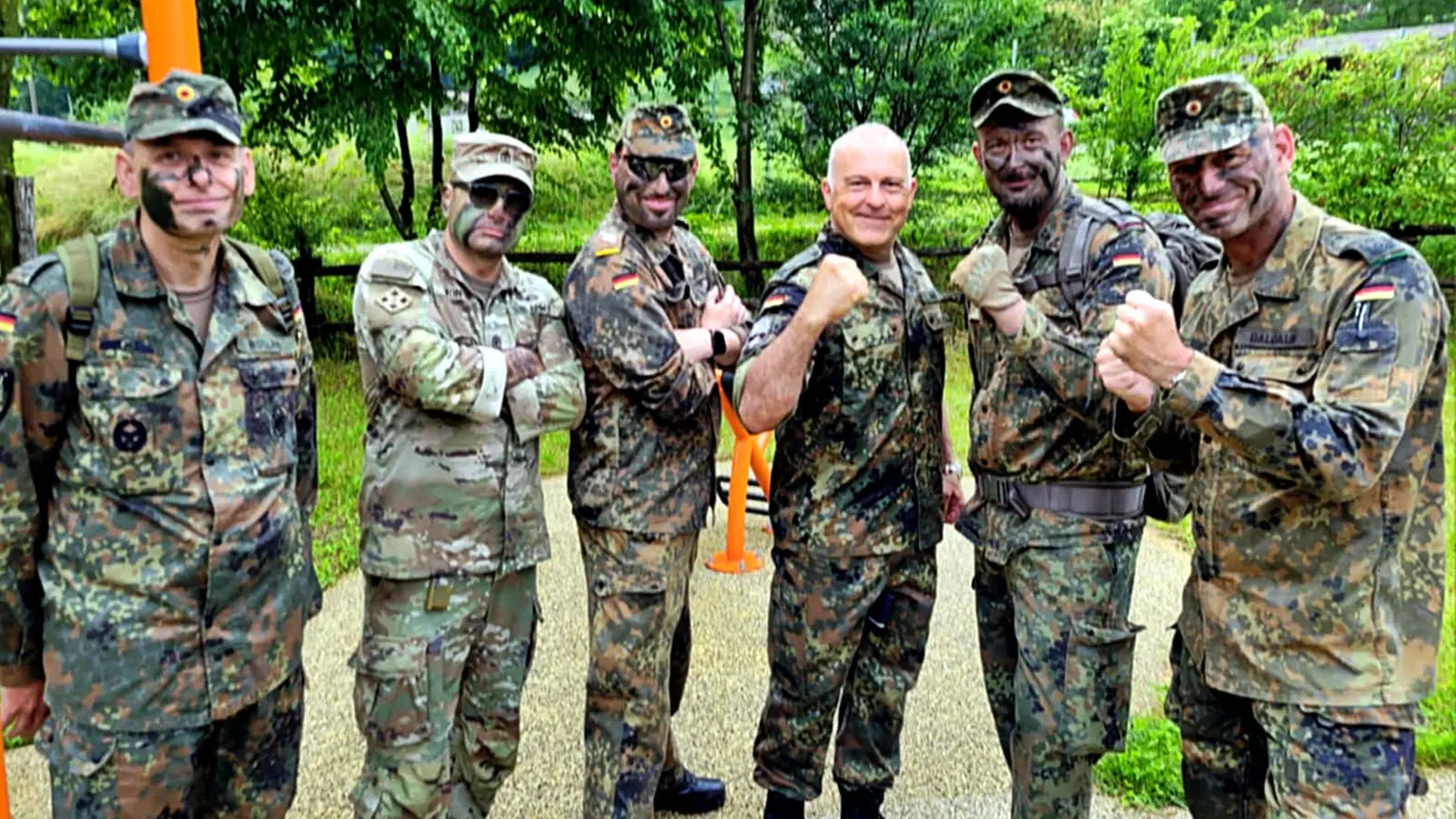 Start zur Übung: (vlnr. Hauptmann d. R. Christoph Rolland, First Sergeant Keith Wong, Obergefreiter d. R. Wolfgang Pfanzelt, Major a. D. Alexander Schu, Stabsgefreiter d. R. Andreas Wolf, Oberstleutnant d. R. Thomas Baldauf)<br> (Bild: Hartmut Schütze)