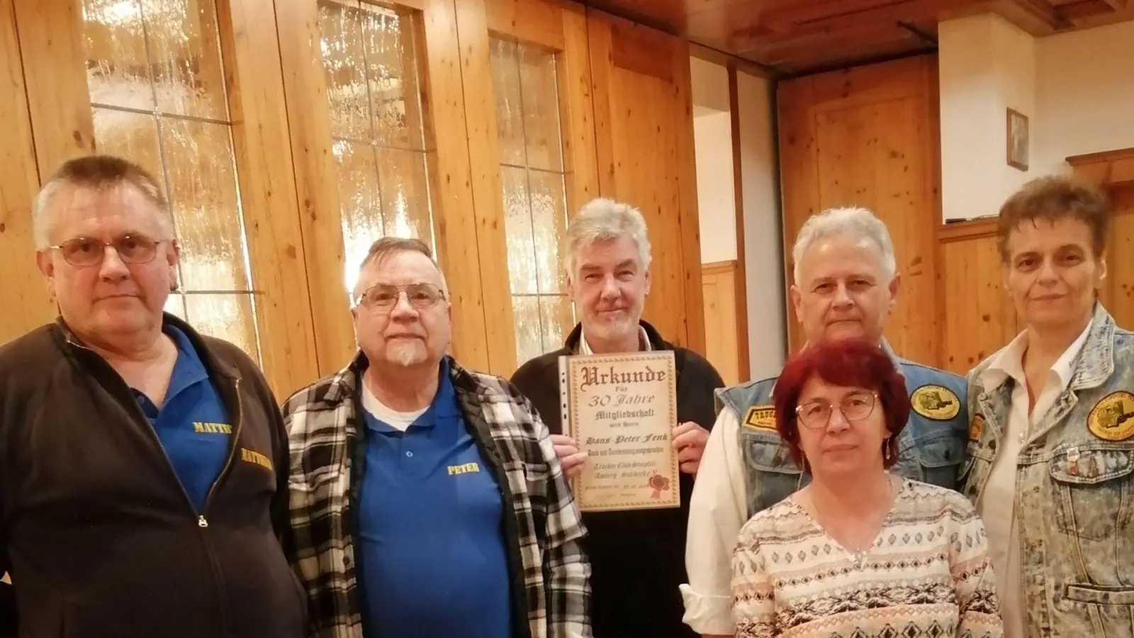 Gewählt und geehrt: (von links) Erster Vorsitzender Matthias Steindl, Kassenprüfer Peter Bugera, Hans-Peter Fenk (30 Jahre Mitgliedschaft), Zweiter Vorsitzender Robert Karl, Schriftführerin Heidi Dotzler und (vorne) Kassiererin Karin Hofmann. (Bild: Heidi Dotzler/exb)