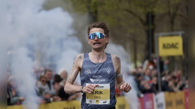 Leichtathletik, Meisterschaft, Straßenlauf Erik Hille Deutscher Meister im Marathon (Bild: Theo Kiefner)