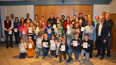 Nach der Urkundenverleihung gab es freudige Gesichter bei den anwesenden kleinen und großen Sportlerinnen und Sportlern. 3. v. re. Der Leiter des DSA-Teams Rudolf Wild, 2. v. li. 3. Bürgermeister Hermann Gebhard. (Bild: Fritz Dietl)