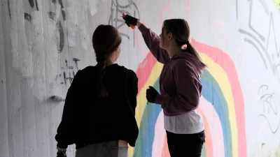Mit viel Geschick übermalten die Schülerinnen und Schüler die Beschmierungen.  (Bild: Jennifer Frank)