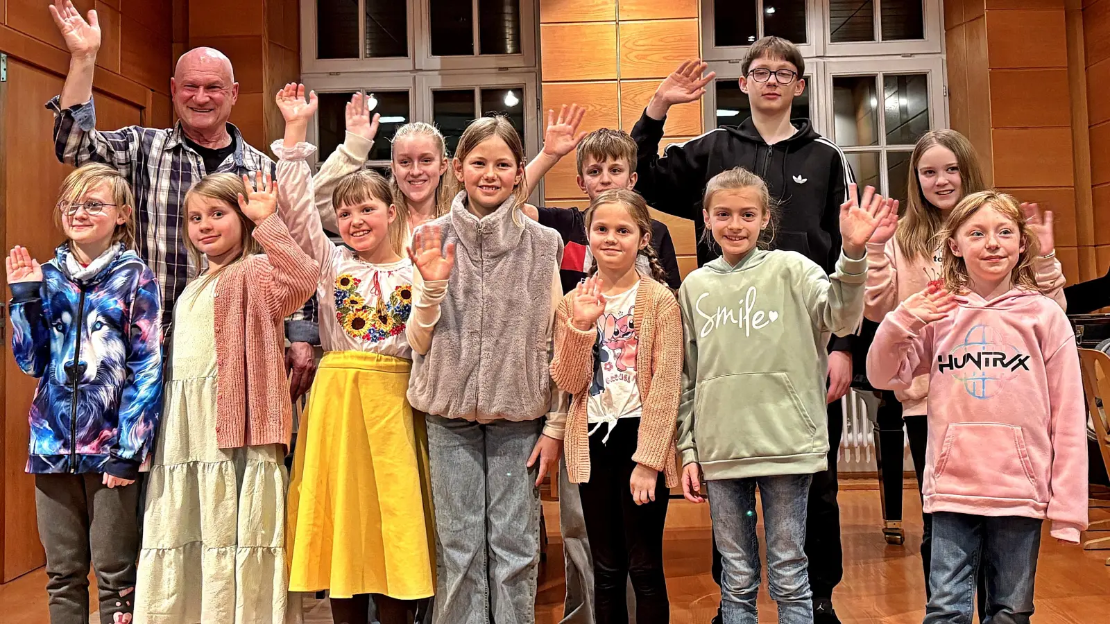 <br>Die Bandbreite der Stücke reichte von vertrauten Volksliedern über pädagogisch angelegte Lernstücke bis hin zu anspruchsvolleren Werken der klassischen und populären Tradition. Bild von links: Lina Goldbach, Luise Hösl, Felicia Müller, Elisabeth Schieder. Hinten: Clara Haschberger, Anton Seidl, Johanna Ermer, Ivan Kulachek, Luise Neumann, Phillipa Mittag, Isabella Hoppe. (Bild: Jacqueline Haschberger)