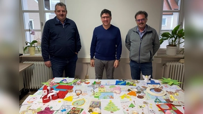 Die Bürgermeister Reinhard Kreuzer, Gerald Reiter und Manfred Dirscherl (von links) freuen sich, dass sich wieder so viele Kinder an der Aktion für die Senioren beteiligt haben.  (Bild: VG Schönsee/exb)
