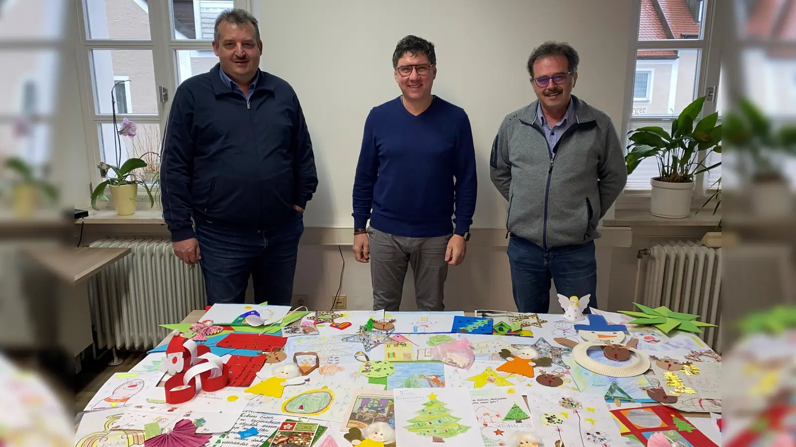 Die Bürgermeister Reinhard Kreuzer, Gerald Reiter und Manfred Dirscherl (von links) freuen sich, dass sich wieder so viele Kinder an der Aktion für die Senioren beteiligt haben.  (Bild: VG Schönsee/exb)