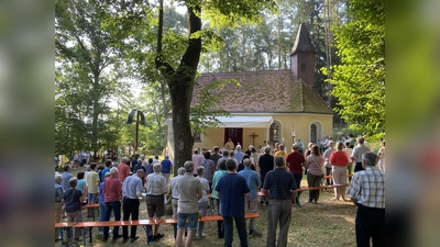 Eine feste Tradition in Nabburg: Freiluftgottesdienst am 15. August vor der „Brünnl”-Kirche. (Bild: Raphael Haubelt)