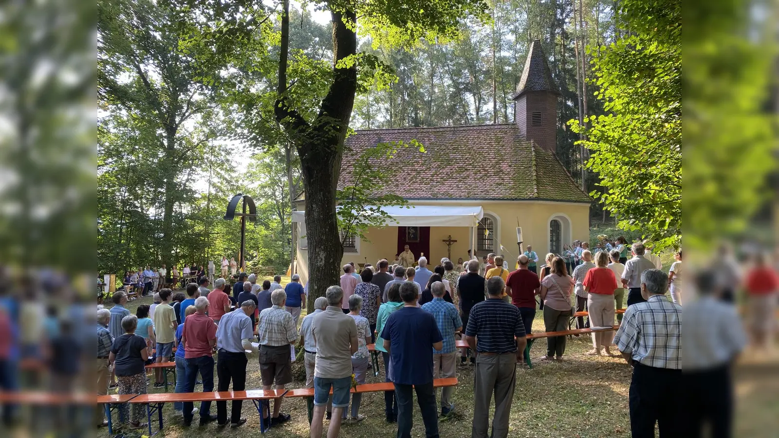 Eine feste Tradition in Nabburg: Freiluftgottesdienst am 15. August vor der „Brünnl”-Kirche. (Bild: Raphael Haubelt)