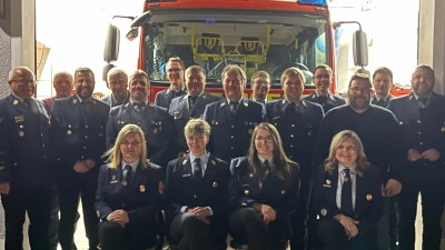 Bei der Punreuther Wehr standen Neuwahlen an: (hinten von links) Josef Prechtl, Rainer Wöhrl, Sebastian Müller, Michael Dötterl, Daniel Schmidt, Johannes Frauenholz, (Mitte von links) Otto Braunreuther, Bernhard Schmid, Gerhard Popp, Andreas Prechtl, Anton Dötterl, Thomas Brunner, Bürgermeister Thomas Kaufmann, Adrian Scheitler, (vorne von links) Sabine Busch, Kathrin Haberkorn, Jasmin Popp und Tanja Scheitler.  (Bild: Feuerwehr Punreuth/exb)