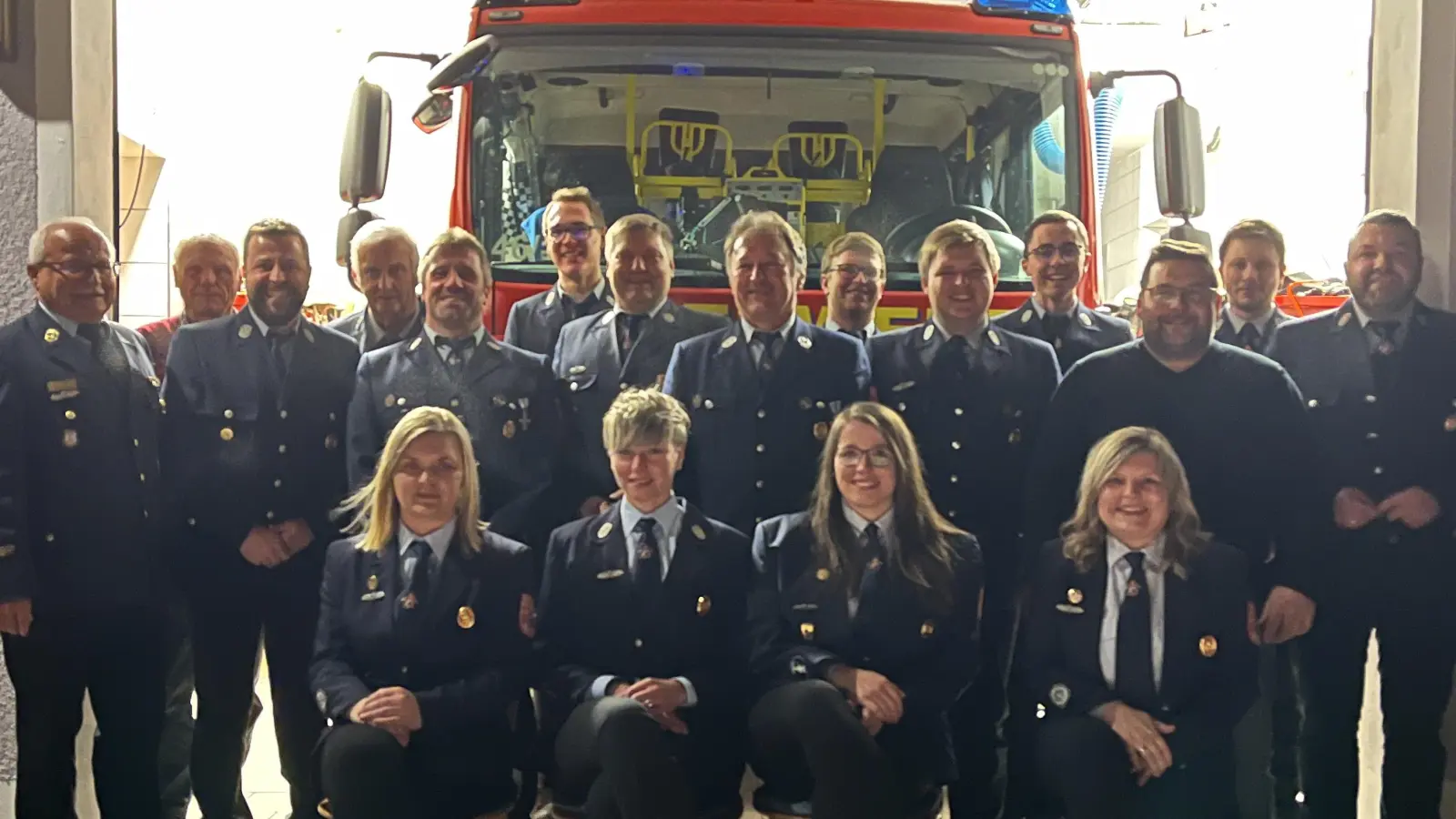 Bei der Punreuther Wehr standen Neuwahlen an: (hinten von links) Josef Prechtl, Rainer Wöhrl, Sebastian Müller, Michael Dötterl, Daniel Schmidt, Johannes Frauenholz, (Mitte von links) Otto Braunreuther, Bernhard Schmid, Gerhard Popp, Andreas Prechtl, Anton Dötterl, Thomas Brunner, Bürgermeister Thomas Kaufmann, Adrian Scheitler, (vorne von links) Sabine Busch, Kathrin Haberkorn, Jasmin Popp und Tanja Scheitler.  (Bild: Feuerwehr Punreuth/exb)