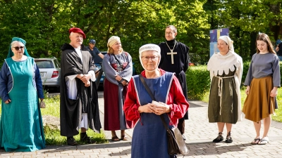 Ein große Teil der Darsteller dankte am Ende dem hoch zufriedenen Publikum. (Es fehlt die Organistin Renate Werner). (Bild: Marianne Moosburger)