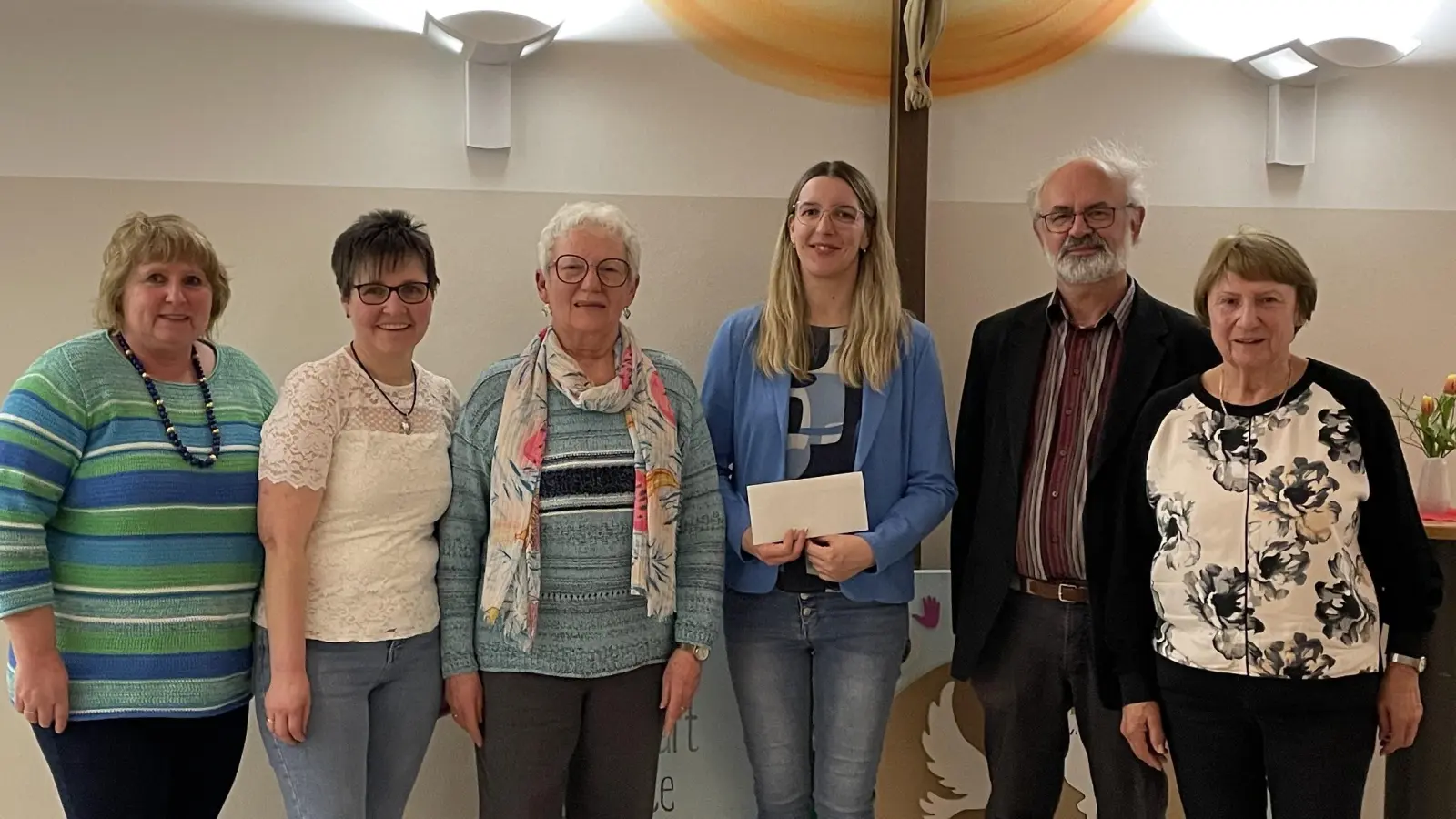 Spendenübergabe: Jutta Schönberger, Ruth Höpfl, Angela Krüger, Katharina Salbeck, Pfarrer Rosner, Heidi Schwendner (von links).  (Bild: Claudia Meiler)