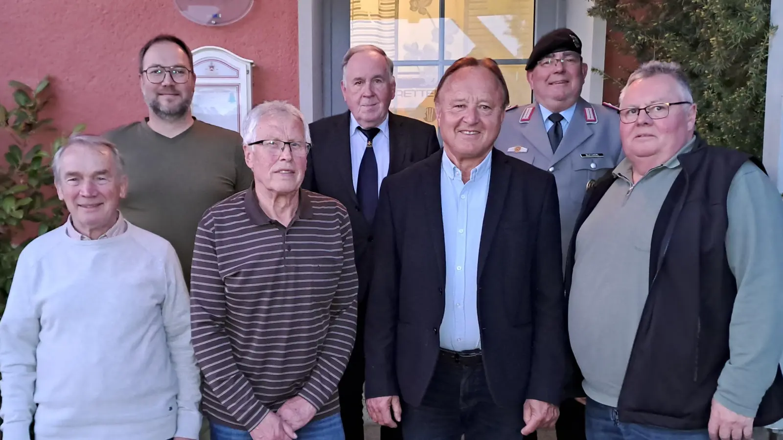 Foto vlnr. Günther Brechler, Stefan Ring, Bezirksvorsitzender Horst Embacher, Vorsitzender Karl Fochtner, Kreisvorsitzender Norbert Bücherl, 2. Vorsitzender Richard Jobst  (Bild: Josef Popp)