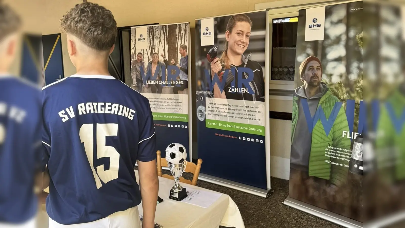 Nachwuchsfußball steht beim Messecup des SV Etzenricht im Mittelpunkt, für die beiden Talente bietet sich in eine der nächsten Turniere Platz, am Samstag treten jeweils 6 C- und B-Junioren auf dem Etzenrichter Spielfeld an. (Bild: Rudi Walberer)