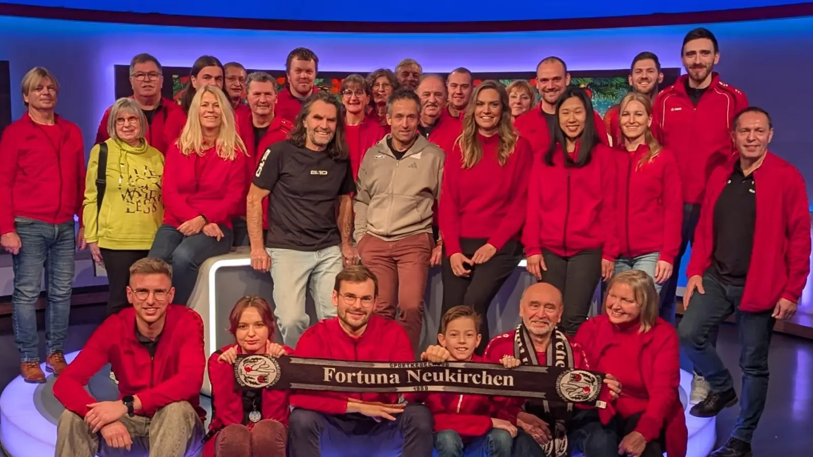 Zum abschließenden Gruppenfoto gesellten sich auch Extremkletterer Thomas Huber, der aktuelle Langlauf-Bundestrainer Peter Schlickenrieder und Moderatorin Julia Scharf in die Mitte der Fortunen. (Bild: Uwe Rupprecht)