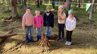 Spielen im Wald macht auch den Schulkindern noch großen Spaß. (Bild: Martina Schott)