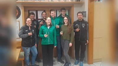 Die Hubertusschützen Guteneck, stiegen nach Ihren Sieg gegen die Eichelbachschützen Weihern - Stein direkt in die Bezirksoberliga auf.Darauf wurde gemeinschaftlich mit Sekt angestossen. (Bild: Hans-Jürgen Schlosser)