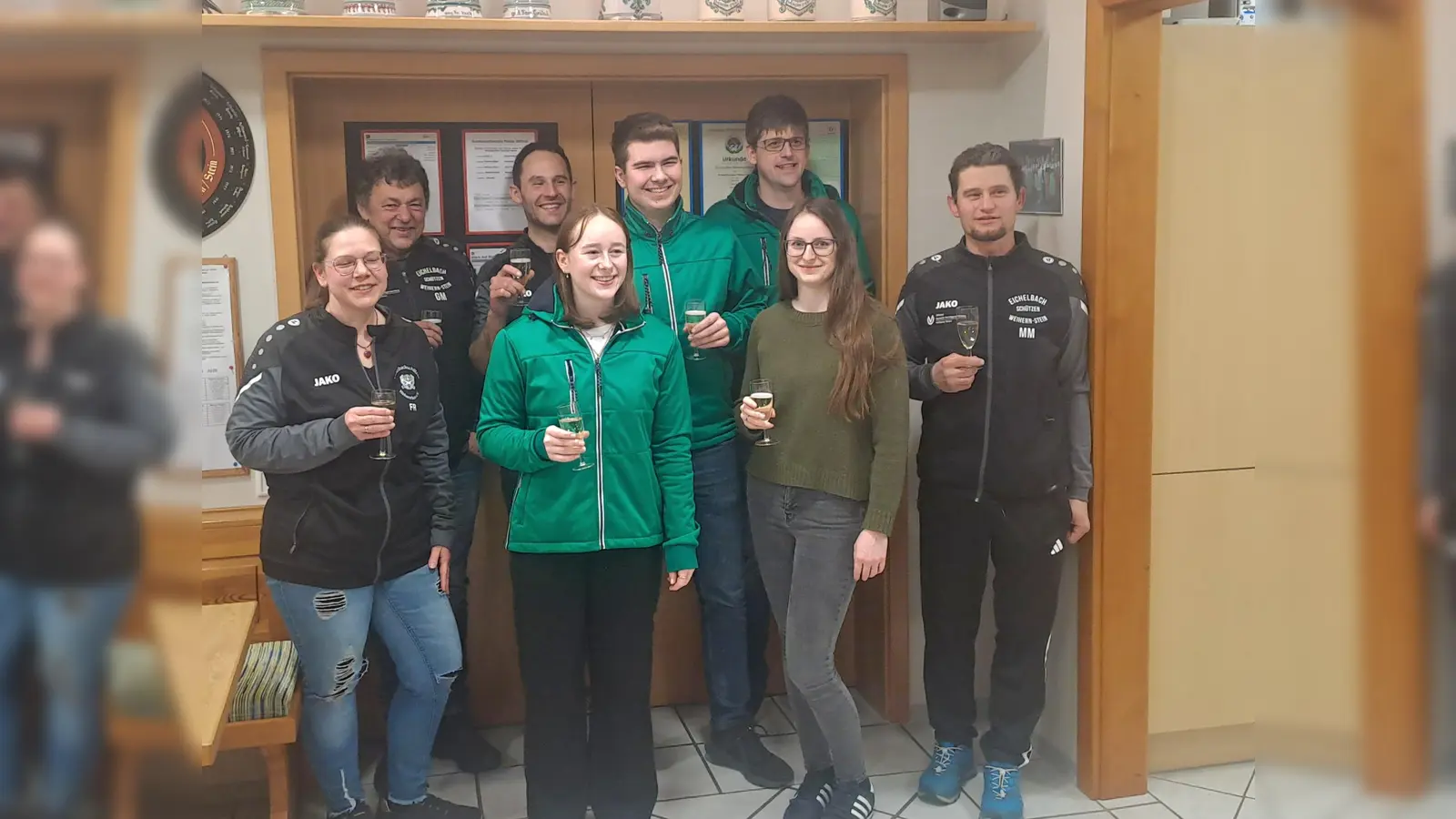Die Hubertusschützen Guteneck, stiegen nach Ihren Sieg gegen die Eichelbachschützen Weihern - Stein direkt in die Bezirksoberliga auf.Darauf wurde gemeinschaftlich mit Sekt angestossen. (Bild: Hans-Jürgen Schlosser)