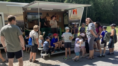 Die Kinder beim Ausstellungsmobil mit der Naturparkrangerin.  (Bild: Monika Bayer)