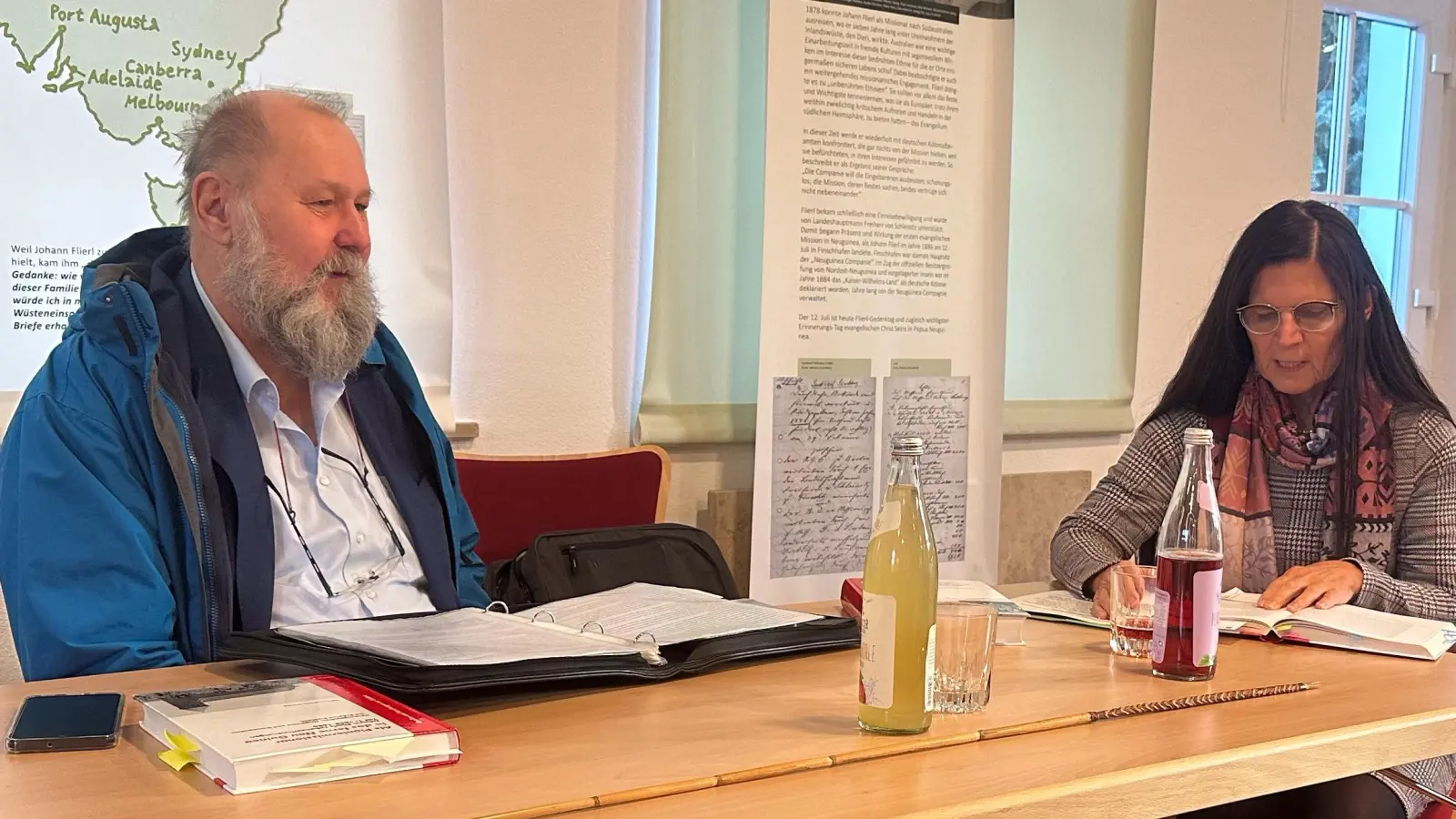 Pfarrer i. R. Georg Pilhofer und Gerda Stollner im Johann-Flierl-Museum vor der Wandkarte von Australien (Bild: Brigitte Bachmann-Mühlinghaus)