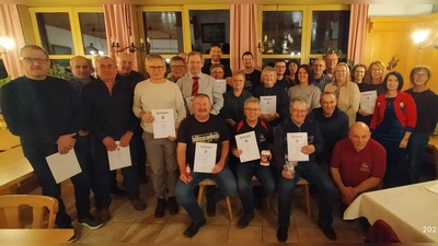 45 Jahre FCN-Fanclub Leuchtenberg und 45 Jahre Helmut Süß (vorne sitzend zweiter von links). Zahllose Ehrungen beim Jubiläum an der Weihnachtsfeier.  (Bild: Helmut Süß )