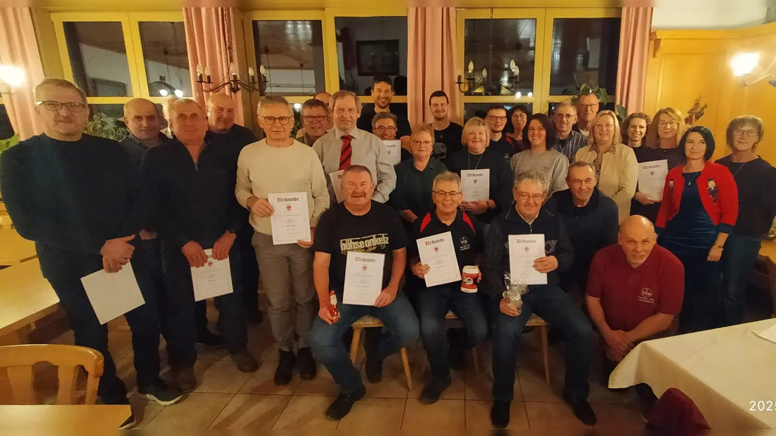 45 Jahre FCN-Fanclub Leuchtenberg und 45 Jahre Helmut Süß (vorne sitzend zweiter von links). Zahllose Ehrungen beim Jubiläum an der Weihnachtsfeier.  (Bild: Helmut Süß )