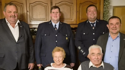 Im Bild vorne links: Gattin Resi und Jubilar Josef, Im Bild hinten links: Bürgermeister Michael Schedl, Matthias Wild und Matthias Schiffl (Feuerwehr Schwarzenbach), Pfarrer Konrad Amschl (Bild: Matthias Wild)