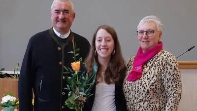Geistlicher Beirat Stadtpfarrer Kaufmann (links) und Vorsitzende Angelika Vogl (rechts) mit dem Neumitglied Carina Frisch (Mitte). (Bild: Angelika Vogl)
