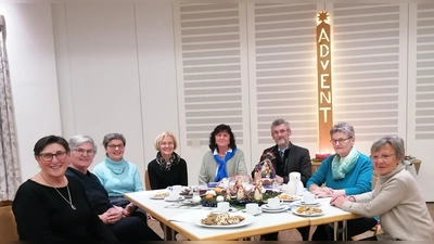 von links: Inge Daller, Maria Kraus, Luzia Stingl, Anneliese Pilarski, Erna Märkl -Vorstandsteam-, Präses Pfarrer Helmut Brügel, Ingrid Grieger -Zeitungsausträgerin- und Hildegart Fruth -KDFB-Mitglied (Bild: Anita Hartmann)