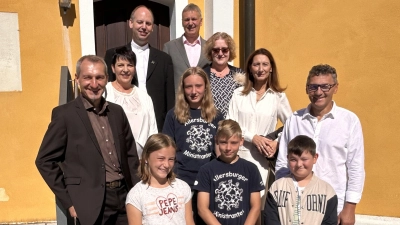 Ehejubilare 2026 zusammen mit Pfarrer Zeitler und den Minstranten. (Bild: Antje Madl)