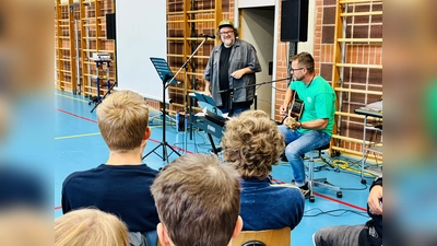 Schulpate Winni Wonder (links) und Lehrer Andreas Prechtl (rechts) sorgten gemeinsam für Partystimmung - beim Pausenhofkonzert der Rupert-Egenberger-Schule.  (Bild: Mariella Kramer)