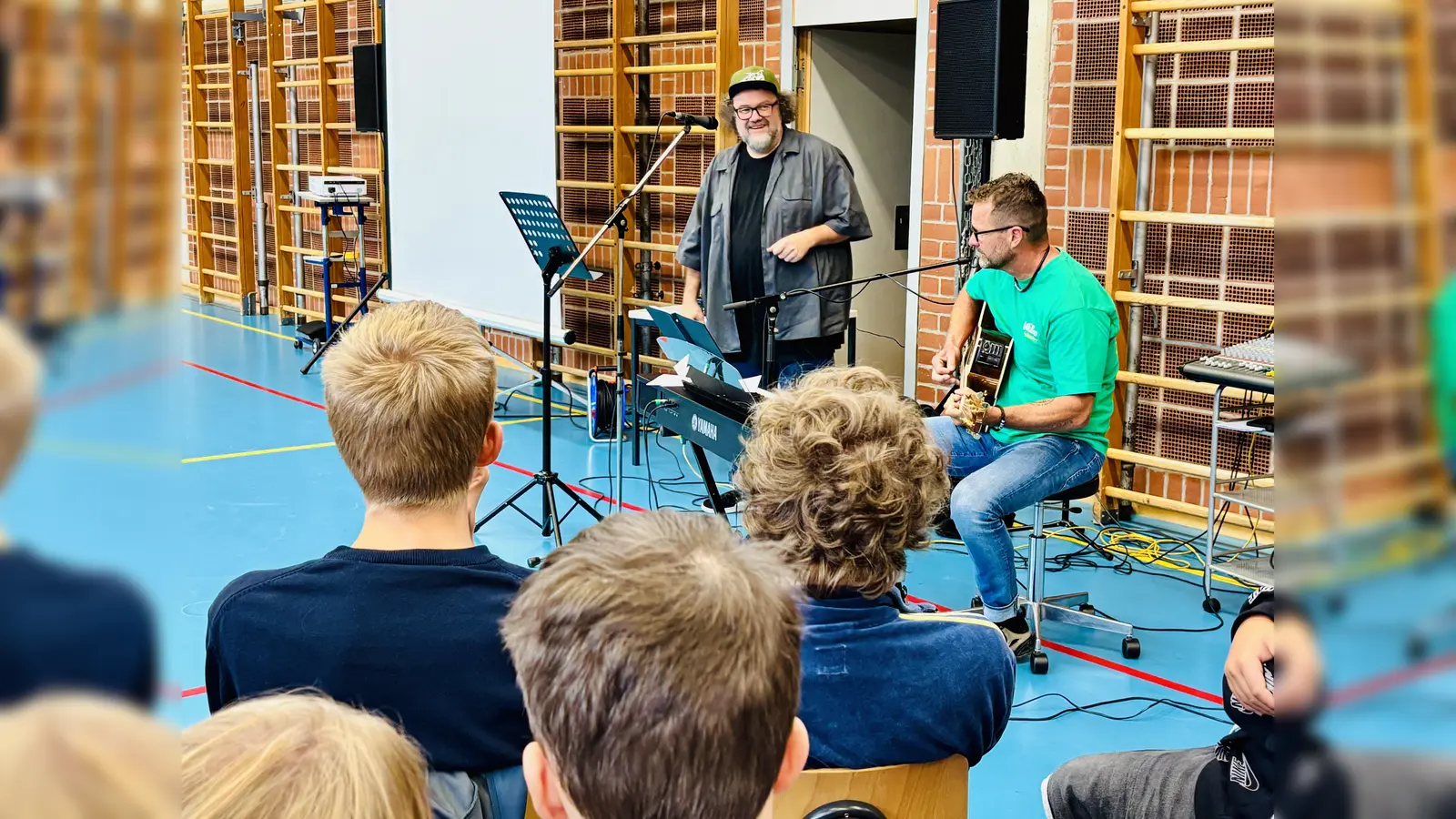 Schulpate Winni Wonder (links) und Lehrer Andreas Prechtl (rechts) sorgten gemeinsam für Partystimmung - beim Pausenhofkonzert der Rupert-Egenberger-Schule.  (Bild: Mariella Kramer)