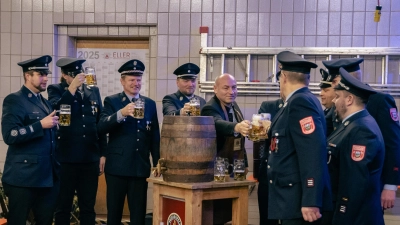 Die Vorsitzenden und Kommandanten der beiden Wehren stoßen mit Bürgermeister List auf ein gelungenes Jubiläum an. (Bild: Anja Lehner)