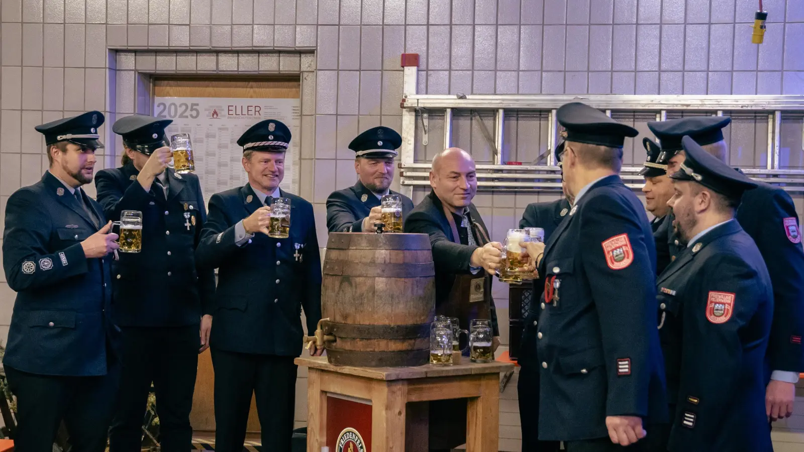 Die Vorsitzenden und Kommandanten der beiden Wehren stoßen mit Bürgermeister List auf ein gelungenes Jubiläum an. (Bild: Anja Lehner)
