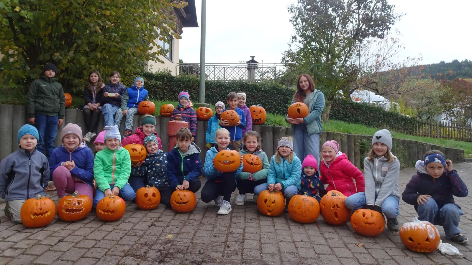 Die Kinder mit ihren Kürbislaternen. (Bild: Michaela Kopp)