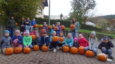 Die Kinder mit ihren Kürbislaternen. (Bild: Michaela Kopp)