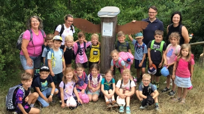 Die Vorschulkinder des Kindergarten St. Walburga mit ihren Erzieherinnen und Uli Piehler bei der letzten Märchenstation „Das fliegende Kästchen” (Bild: Alina Klinkert)