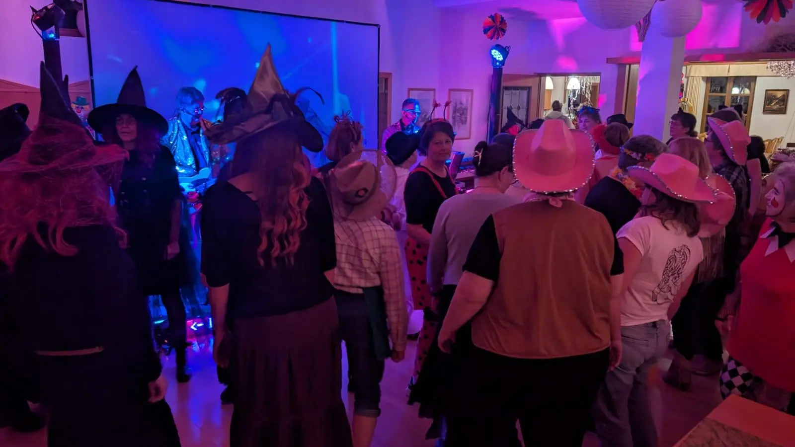 Ausgelassene Stimmung beim Weiberfasching in Trausnitz. (Bild: Anna Dillig)