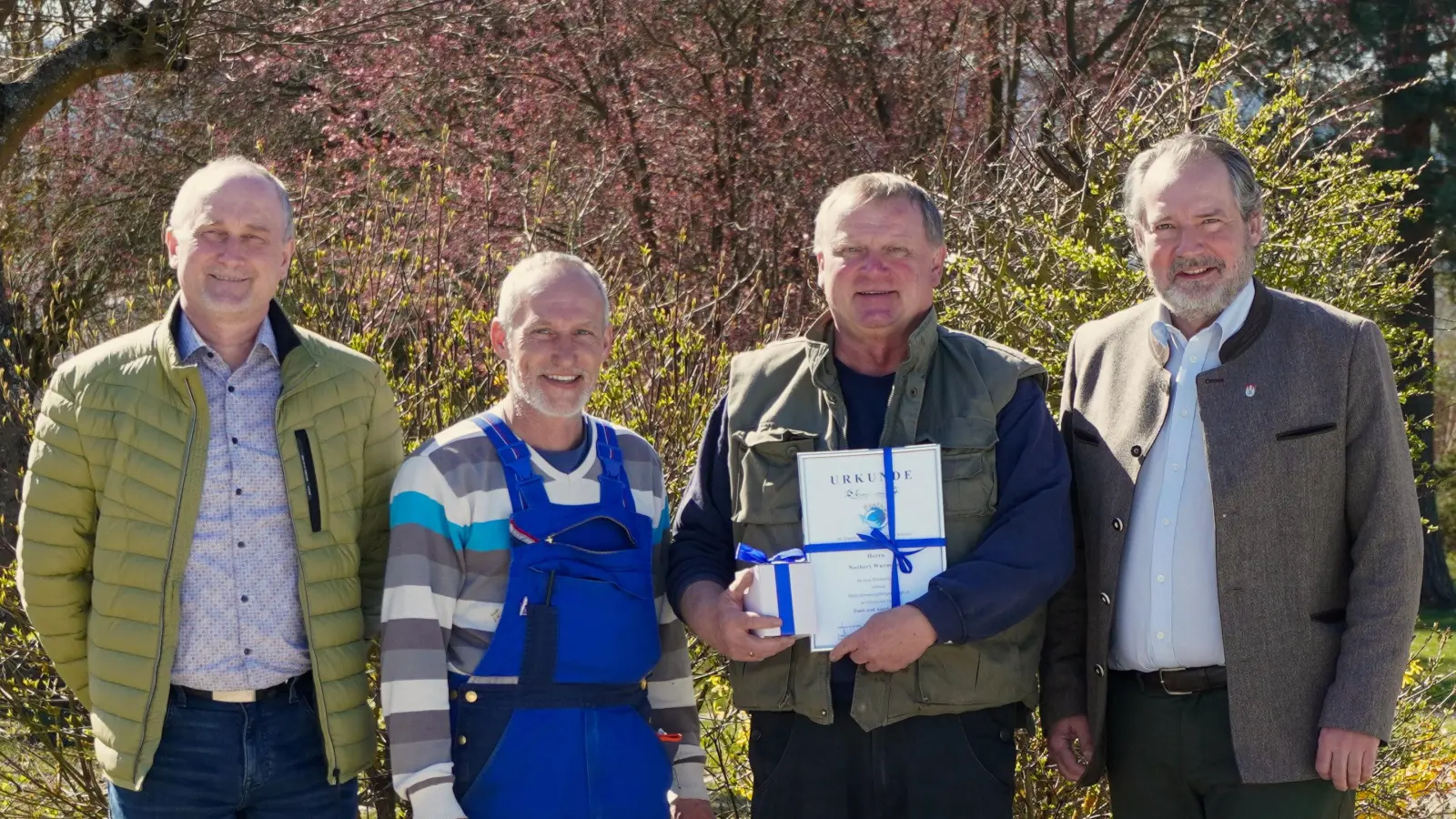 Personalverantwortlicher der VG Nabburg, Bernhard Eckl, Hubert Horn vom Freizeitzentrum Perschen, Jubilar Norbert Wurmstein, Nabburgs 1. Bürgermeister der Stadt Nabburg und Vorsitzender des Zweckverbands Freizeit- und Erholungszentrum Perschen, Frank Zeitler. (Bild: Marko Pammer)