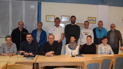 Klaus Hernes, BLSV Vertreter, stehend 2. von links im Kreis der TUS Hirschau Mitglieder, die an 5 Abenden zusammen mit weiteren Mitgliedern die Vereinsberatung mitgestaltet haben, um den Sportverein in eine moderne und attraktive Zukunft zu führen (Bild: Matthias Fleischmann)
