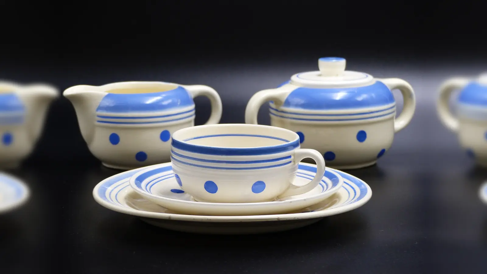 Verschiedene Serviceteile, Form Helga, Dekor Blaupunkt, 1930er bis 1940er Jahre. (Bild: Andrea Liebl)