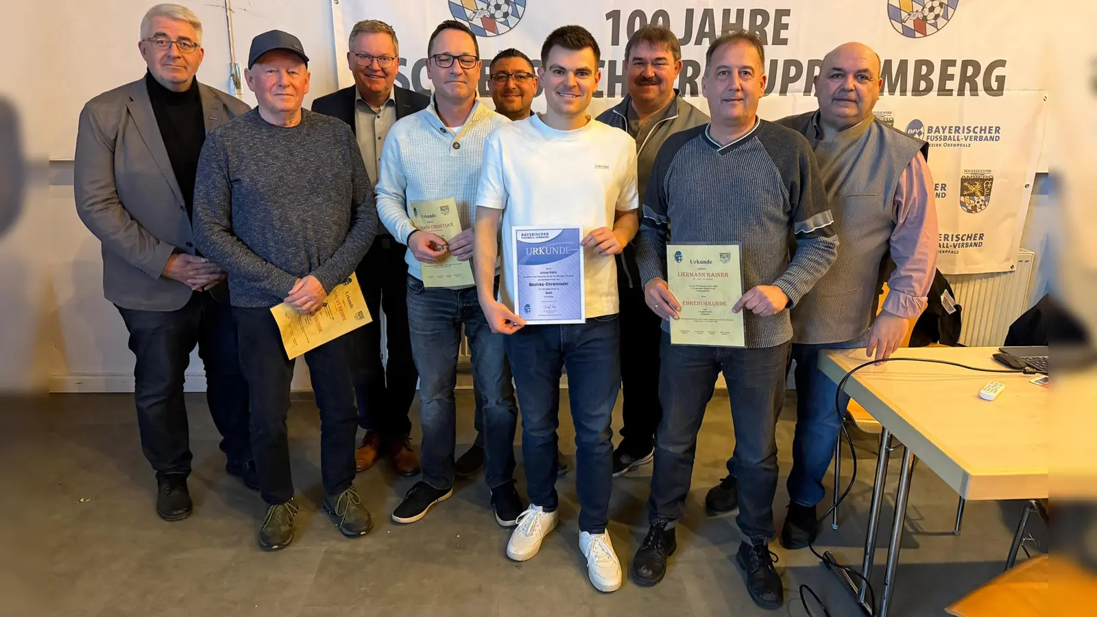 Für ihren jahrelangen, „undankbaren” Einsatz an der „Pfeife” in der Schiedsrichtergruppe Amberg wurden fünf Referees ausgezeichnet durch eine große Anzahl an Ehrengästen. V.L. BV Thomas Graml, Georg Specht (SV Sorghof), Oberbürgermeister Michael Cerny, Christian Hubmann (SC Rupprechtstegen), BSO Markus Weigert, Jonas Kohn (SC Germania Amberg), Stv.BV/KV Albert Kellner, Rainer Liermann (FV Visleck) und Amberg's SR-Chef Thomas Gebele, nicht auf dem Bild Christina Höllriegl (TuS Hohenburg)  (Bild: Moritz Fischer)