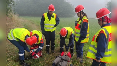 Zusammen arbeiten und eigenständig Entscheidungen treffen: Bei der 24-Stunden-Übung der Jugendfeuerwehren der Gemeinde Altendorf hatten die Jugendlichen Gelegenheit, zu zeigen, was sie können. (Bild: Florian Plank)