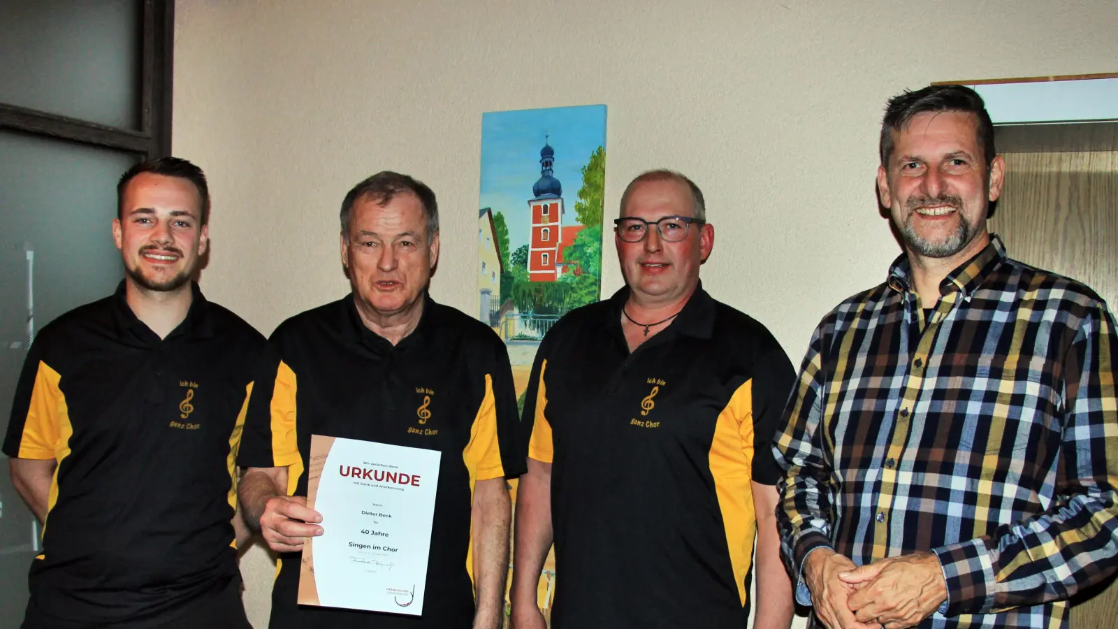 2. Vorsitzender Luka Berr ehrte Dieter Beck für 40 Jahre Mitgliedschaft im Chor. Es freuten sich mit dem Jubilar 1. Vorsitzender und Chorleiter Marco Brunner und Bürgermeister Roman Berr (von links). (Bild: Leonhard Ehras )