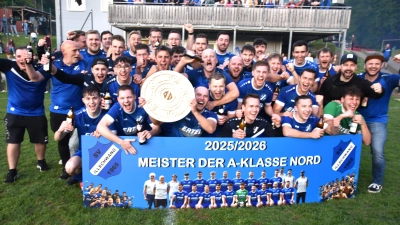 Stolz präsentierten Spieler, Trainer un der Betreuerstab die „Meisterschale” vor dem Sportheim des SV Illschwang (Bild: Norbert Weis)