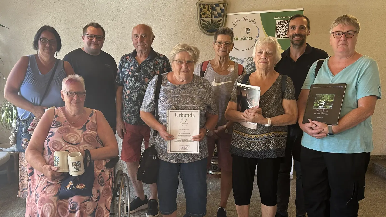 Bürgermeister Armin Bulenda ehrte langjährige Urlaubsgäste im Rathaus Moosbach. (Bild: Claudia Rieß )