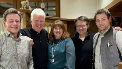 Bei der Spendenübergabe (von links): Christian Nübler, Norbert Altmann, Monika Altmann, Uli Piehler und Johannes Dotzler. (Bild: Christina Freitag)