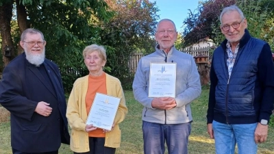 v. l. n. r.: Pfarrer Robert Ploß, Maria Günther, Karl-Heinz Brand, Edwin Jäger (Bild: Markus Renner)