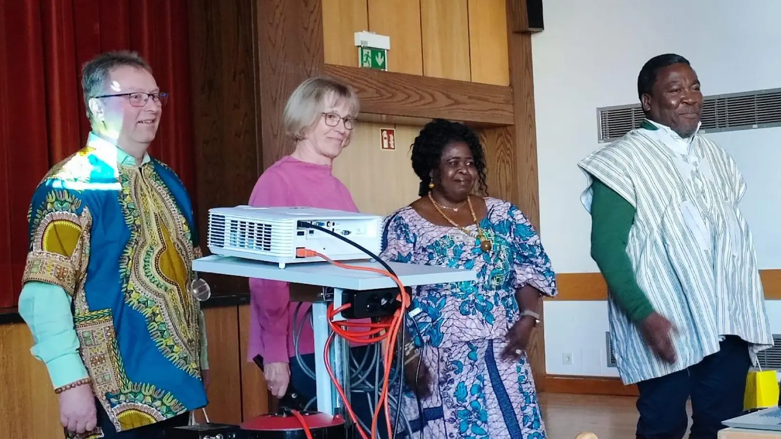 von links: Michael Riedel, Monika Seidel, Pfarrhaushälterin Innocentia, Pfarrer Casimir Dosseh (Bild: Monika Seidel )