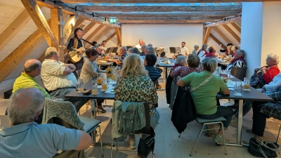 Aufmerksam lauschen die Besucher der musikalischen Darbietung von Matze Wolf. (Bild: Markus Frank)