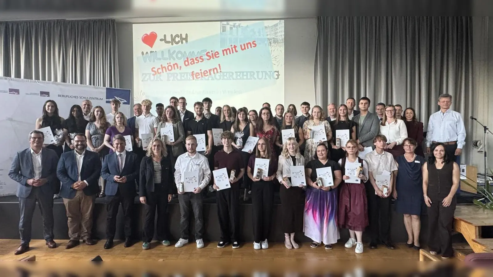 Die Preisträger mit ihren Ausbildern, der Schulleitung und Ehrengästen. (Bild: Patrick Lehner)