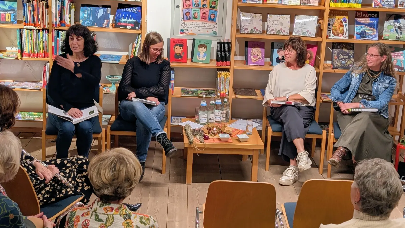 Die vier Referentinnen Sandra Scherbl, Johanna Härtl, Petra Stark und Anita Nacke (von links) stellten in der Stadtbücherei Waldsassen das Buch „Faszination Wildkräuter” vor und gaben den Gästen Einblicke in die vielfältige Welt der heimischen Kräuter. (Bild: Kristina Gebel )